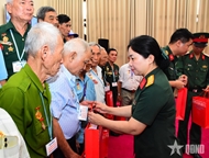 MND presents gifts to national contributors from Vinh Long province
